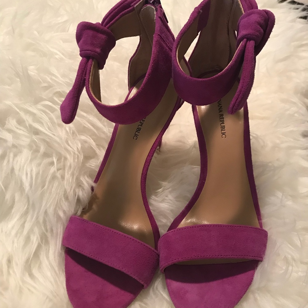 Brand New Banana Republic size 7.5 strap heel.